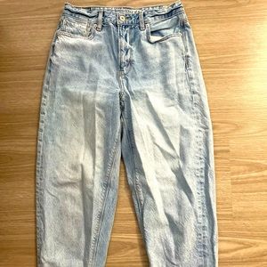 American Eagle mom jeans. 2 short, wears oversized. Fun pair of jeans!